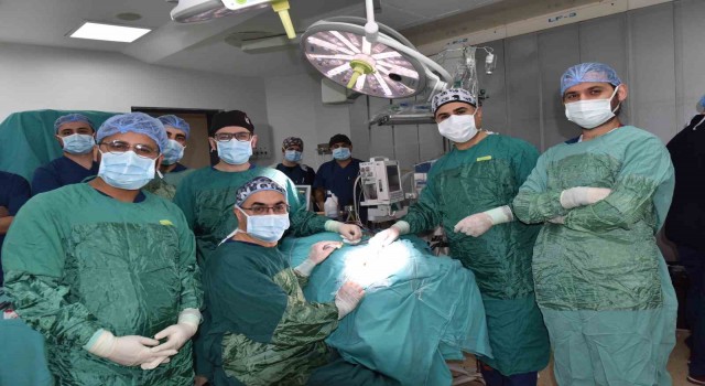 Hastaneden sahaya inen başhekim şifa dağıtıyor