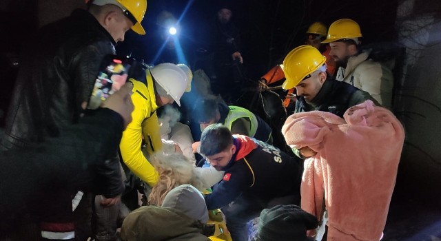Hatay Akevler Mahallesinde Reşan Elmanur (32), gönüllü kurtarma ekiplerince enkaz altından sağ olarak kurtarıldı.