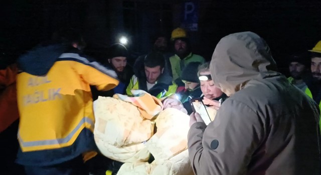 Hatay Antakyada bir kadın sağ kurtarıldı