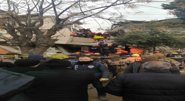 Hatay Gazi Mahallesindeki enkazdan 3 ceset çıkartıldı