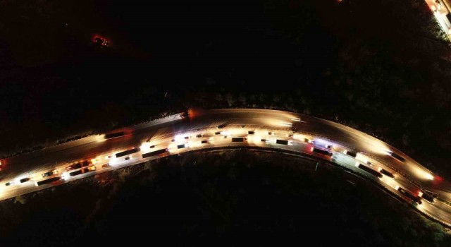 Hataya yardıma giden araçlar kilometrelerce kuyruk oluşturdu
