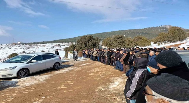 Hatayda 14 katlı binanın enkazında can veren öğretmen Konyada toprağa verildi