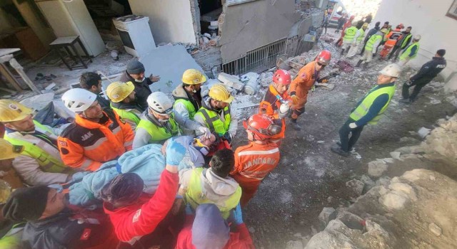 Hatayda 228. saatte 2 kişi sağ kurtarıldı