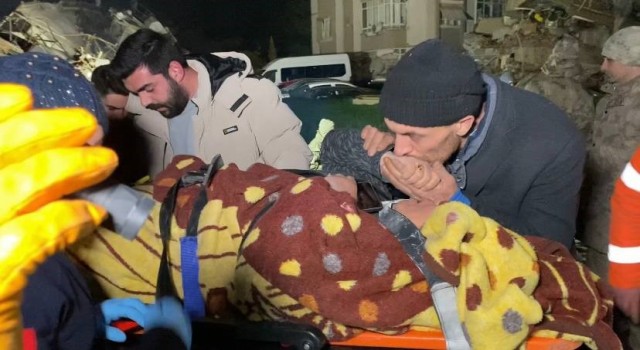 Hatayda 42 saat sonra enkazdan kurtarılan Fatma teyze: Hepinizi çok seviyorum