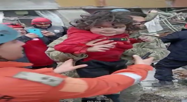 Hatayda 4ü çocuk 6 kişi enkazdan sağ çıkarıldı