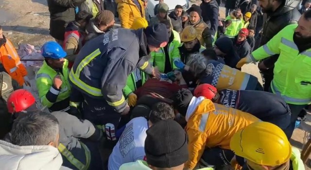 Hatayda 55 saat sonra enkazdan sevindirici haber