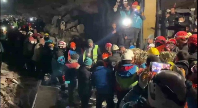 Hatayda 62 yaşındaki Mehmet amca 160 saat sonra enkazdan kurtarıldı