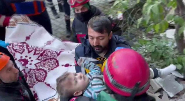 Hatayda 79 saat sonra 2 yaşındaki Mehmet sağ kurtarıldı