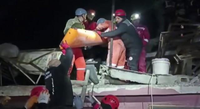 Hatayda 8 yaşındaki Ali 87 saat sonra enkazdan sağ çıkarıldı