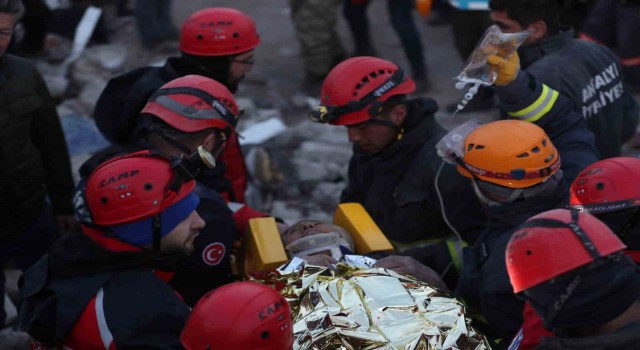 Hatayda abla kardeş 86ıncı saatte enkazdan sağ çıkarıldı