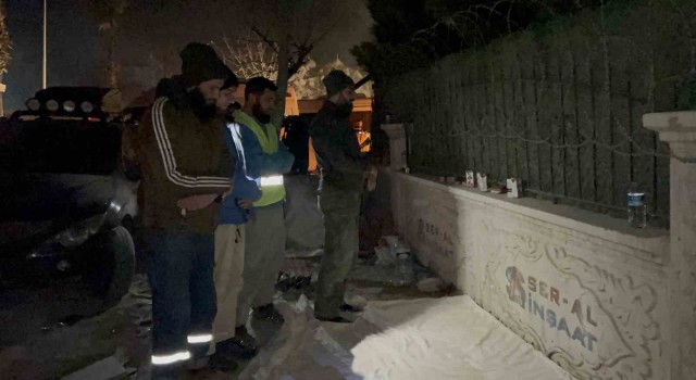 Hatayda arama kurtarma ekiplerinden nöbetleşe akşam namazı