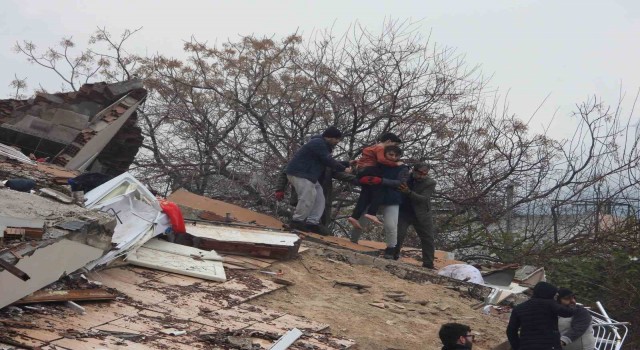 Hatayda bir çocuk depremden 18 saat sonra sağ kurtarıldı
