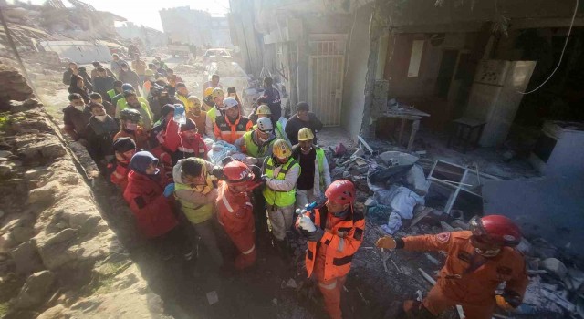 Hatayda bir kadın ve iki çocuk 228. saatte sağ olarak kurtarıldı