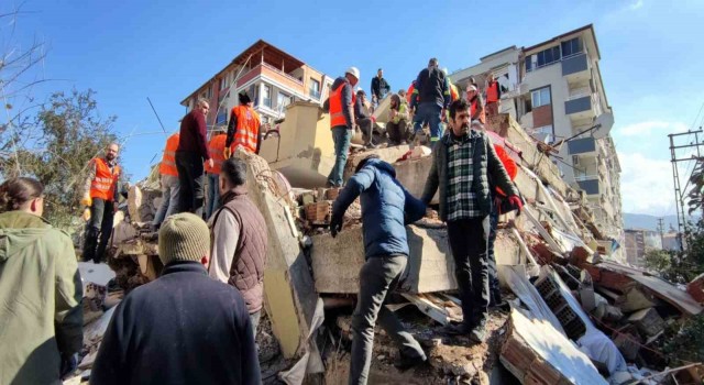 Hatayda çalışmalar hızlandı, vatandaşlar enkazdan kurtarılıyor