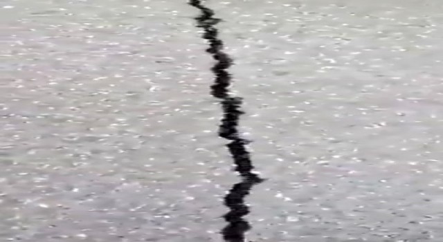 Hatayda deprem anında asfaltın açılıp kapandığı görüntüler ortaya çıktı