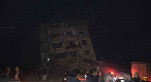 Hatayda deprem sonrası ev yan yattı, facia ucuz atlatıldı