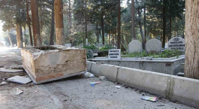 Hatayda deprem sonrası mezarlar hasar gördü, bazıları yola uçtu