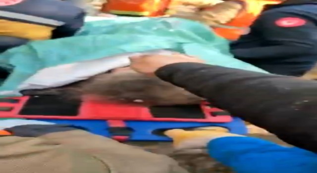 Hatayda depremin 131. saatinde 7 yaşındaki Ilgın enkazdan kurtarıldı