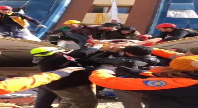 Hatayda depremin 33. saatinde gelen kurtuluş: 4 yaşındaki Zeynep ve annesi kurtarıldı