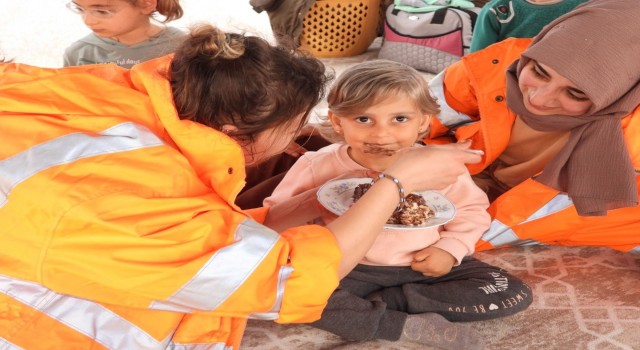 Hatayda depremzede 3 yaşındaki çocuğa doğum günü sürprizi