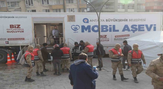 Hatayda depremzede ve görevli personele sıcak yemek