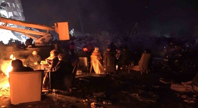 Hatayda depremzedeler dondurucu soğukta geceyi ateş başında geçiriyor