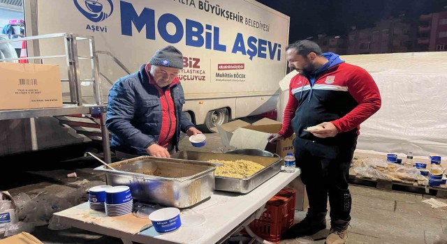 Hatayda depremzedeler için çadır ve yemek dağıtımları başladı