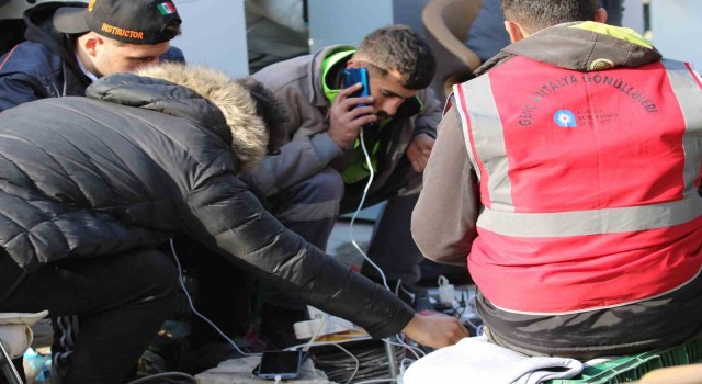 Hatayda depremzedeler mobil şarj istasyonlarına akın ediyor