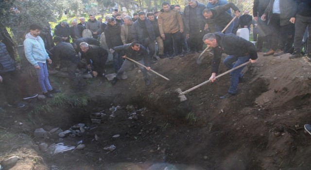 Hatayda enkaz altında kalarak hayatını kaybeden 4 kişilik aile Cizrede toprağa verildi