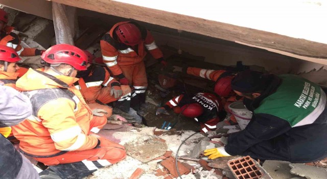 Hatayda enkaz altındaki genç 37 saat sonra kurtarıldı