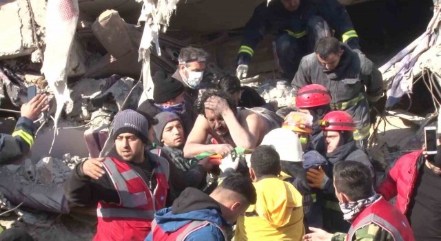 Hatayda enkazın altındaki baba 53 saat sonra kurtarıldı, 3 çocuğu hayatını kaybetti