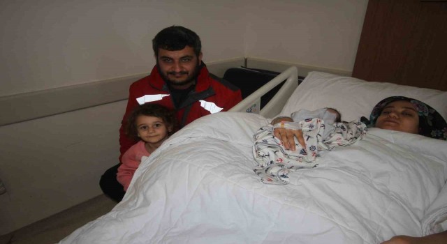 Hatayda evlerin yıkılan aile Konyada dünyaya gelen bebeklerinin buruk sevincini yaşadı