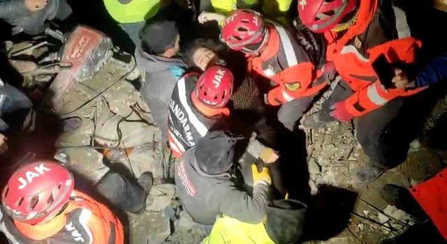 Hatayda JAK ekipleri 76. saatte küçük kızı enkazdan sağ çıkardı