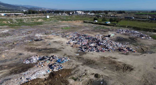 Hatayda kentin dışına toplanan çöp yığını havadan görüntülendi