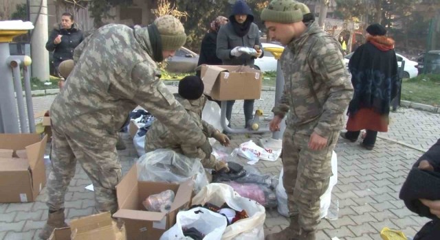 Hatayda Mehmetçik, bölgeye gelen yardımları depremzedelere dağıtıyor
