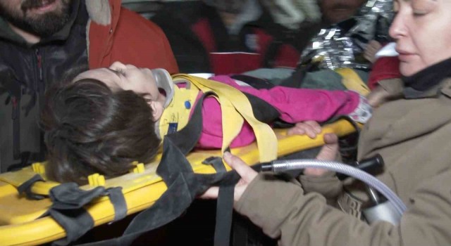 Hatayda polis baba ve 4 yaşındaki oğlu 89 saat sonra enkazdan çıkarıldı