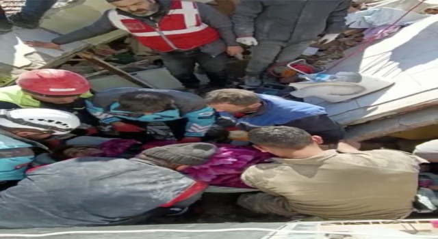 Hatayda sevindirici haber: 83 saat sonra polis memuru Gülşah enkazdan kurtarıldı