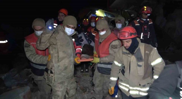 Hatayda Sultan teyze 137 saat sonra enkaz altından çıkartıldı