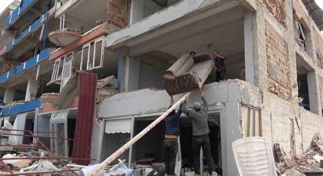 Hatayda yıkılmak üzere olan 4 katlı binadan eşya taşıma anları kamerada