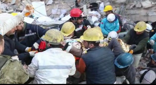 Hataydan bir güzel haber daha: 158inci saatte 17 yaşındaki Asya sağ kurtarıldı