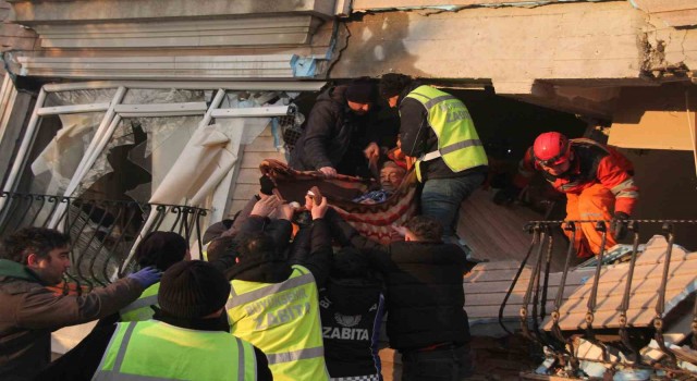 Hataydan bir güzel haber daha: 28 saat sonra 2 kişi daha enkazdan sağ olarak kurtarıldı
