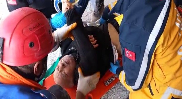 Hataydan sevindiren haber: 80 yaşındaki Abdurrahman amca enkazdan sağ çıkarıldı