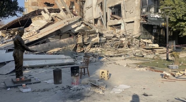 Hatayın simgelerinden olan künefe çeviren adam heykeli, depremde zarar görmedi