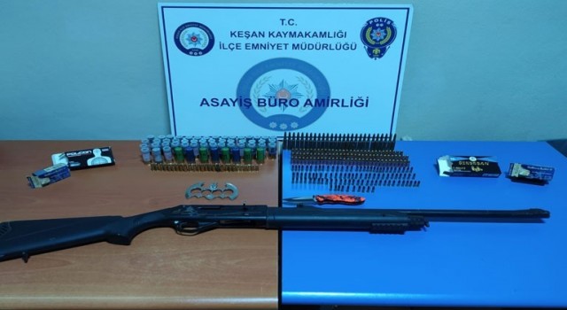 Havaya ateş açtı, evinden mini cephanelik çıktı