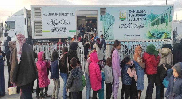 Her gün binlerce depremzedeye sıcak yemek