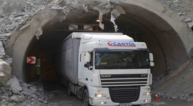 Heyelan nedeniyle kapanan Artvin-Erzurum karayolu trafiğe açıldı