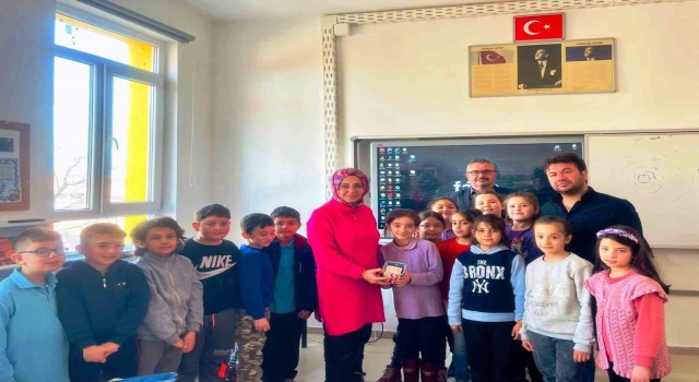 Hisarcıkta minik yürekler okul harçlıklarını depremzedelere bağışladı