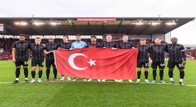 Hull Cityden Türk bayraklı saygı duruşu