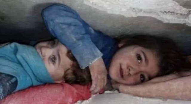 İdlibte saatler sonra 2 küçük çocuk enkazdan sağ çıkarıldı