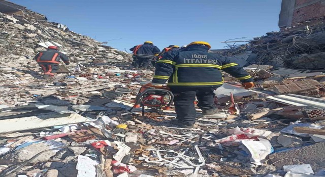 Iğdır itfaiyesi deprem bölgesinde çalışmalarına devam ediyor